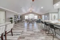 Modern 4-bedroom Villa w/ Pool/Spa & Private Park