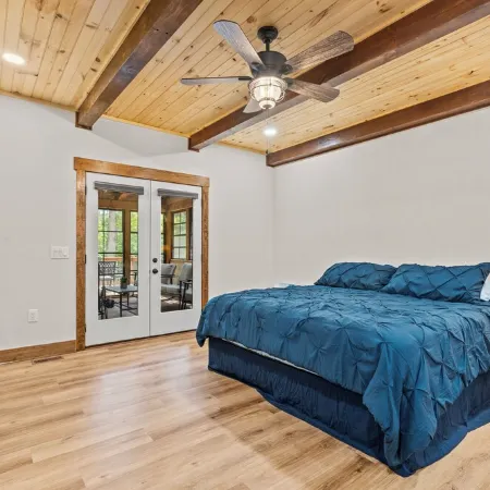 NEW Charming family friendly 3-bedroom cabin on serene Lake Keowee with Dock