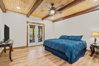 NEW Charming family friendly 3-bedroom cabin on serene Lake Keowee with Dock