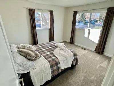Hometown USA With Hot Tub and Fully Renovated