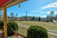 Charming and private 3-bedroom farmhouse in lovely Evanston with WiFi, AC.