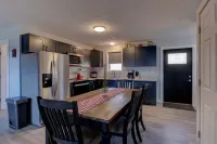 Charming and private 3-bedroom farmhouse in lovely Evanston with WiFi, AC.
