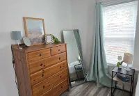 Bright, central location. Walking to all amenities.  호텔