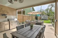 2 Blocks to Stewart Beach Home with Backyard Oasis