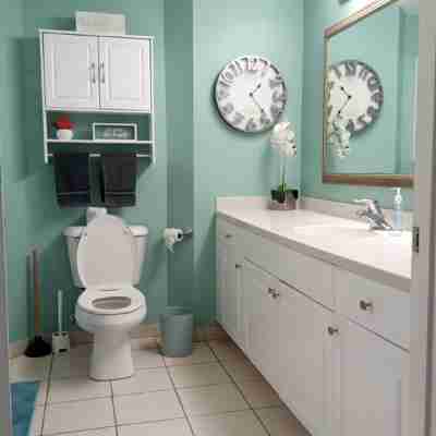 Peaceful and clean beach studio with ocean and city views in Daytona Beach Rooms