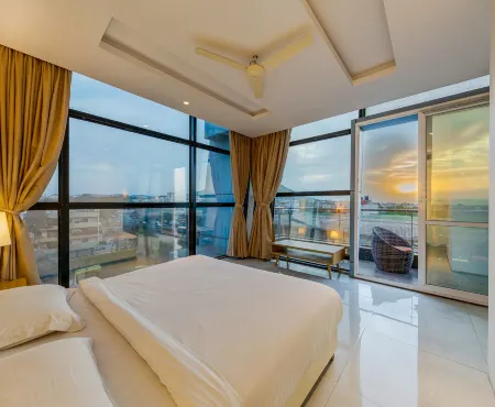 Sapphire Premium Hotel & Suite Отели рядом с достопримечательностью «RTO Karad»