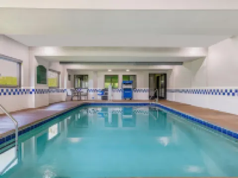 La Quinta Inn & Suites by Wyndham Batavia Hotels in Genesee County