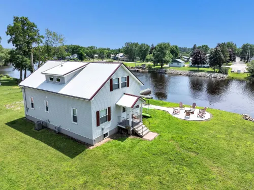 Water Views and Free Kayaks - Modern Waterside Sanctuary