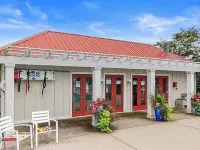 Cute condo with pool ideal for spring and summer fun Hotels in Douglas