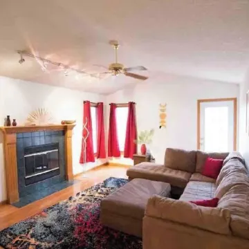 •Vibrant 4 bedroom house 2 king beds in Ankeny•
