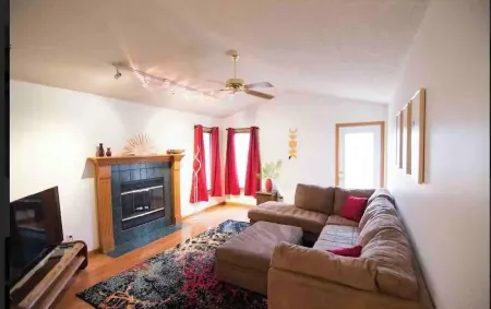 •Vibrant 4 bedroom house 2 king beds in Ankeny•