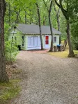 Lake Huron access wooded 2-bedroom cottage with WiFi in charming Oscoda