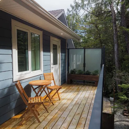 Bright & spacious 1 bedroom suite by the beach!