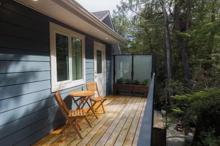 Bright & spacious 1 bedroom suite by the beach!