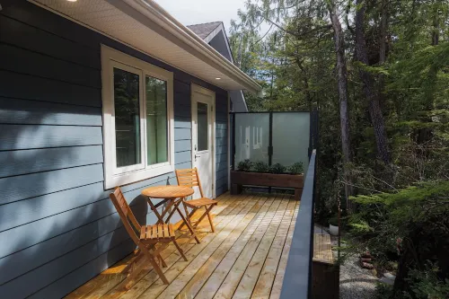 Bright & spacious 1 bedroom suite by the beach!