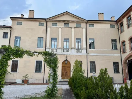 Palazzo Zironda Отели рядом с достопримечательностью «Dinamico 2005»