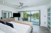 Tropical 2BR/2BA Getaway in Gorgeous Key Largo, Pool, Kayak, Lagoon, Marina,