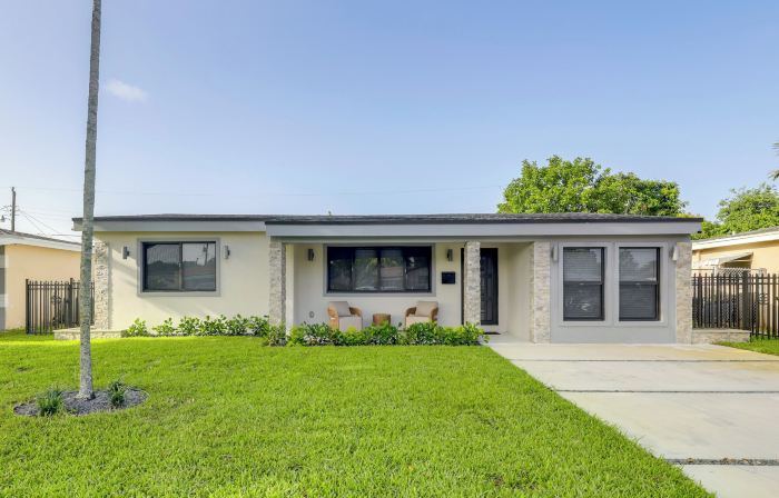 Private Yard! Getaway 3 Mi to Hard Rock Stadium