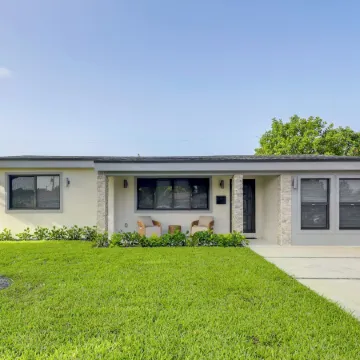 Private Yard! Getaway 3 Mi to Hard Rock Stadium