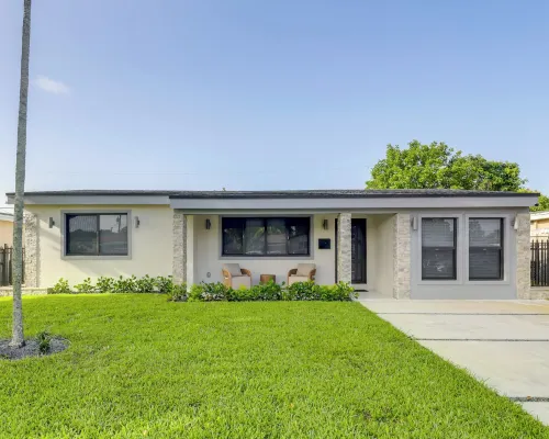 Private Yard! Getaway 3 Mi to Hard Rock Stadium Hotels in Miramar