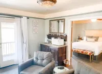 #7 Jacuzzi tub-Balcony- Historic Downtown suite