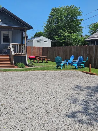 Linny's GOTL Cottages "Blue Pearl" 3-bedroom house on the strip in GOTL, spire