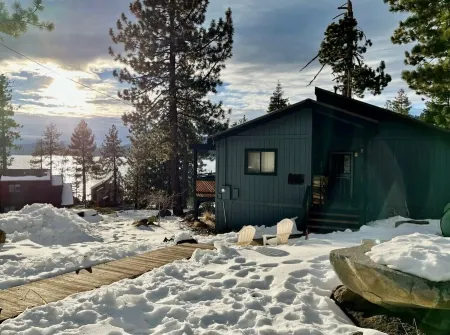 Scenic Lake Views: Snow & Beach Adventures Nearby! Отели в г. Тахо Виста