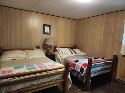 2 bedroom lakefront cabin on Crow Lake #6 Bull Moose Lodge