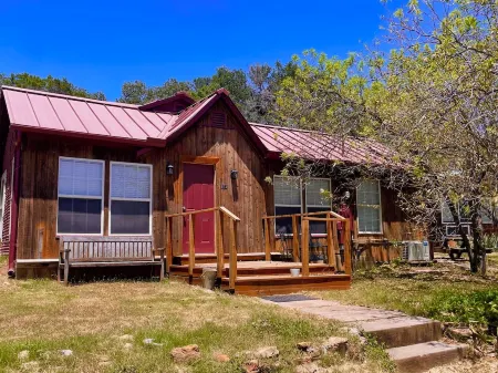 Rustic Hillside Cabin near Mineral Wells - 2 bedrooms, Brazos River Access