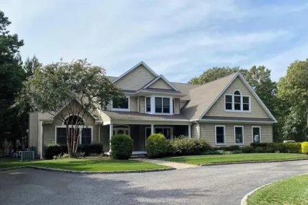 Hamptons getaway with heated salt water pool, and minutes to the beach!