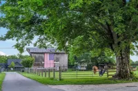 Huckleberry Guest House- Charming 2-bed cottage on serene Thompsons Station farm Hotel a Thompson's Station