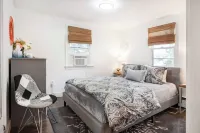 WATERFRONT w/Kayaks & SUP’s ★ Pet friendly ★ HOT TUB★Firepit & FPL★Deck & Patio