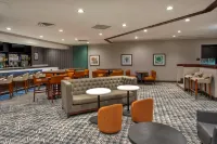 DoubleTree by Hilton Lansing - bar