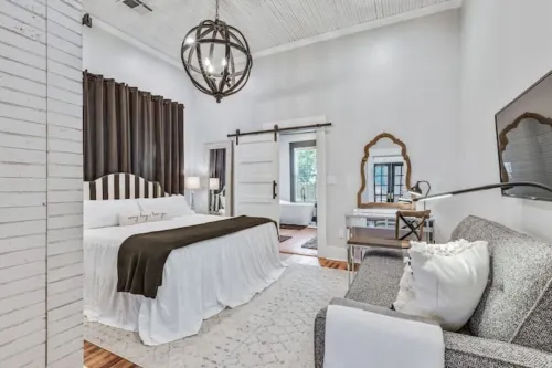 Poppy & Rye House: one block from the Silos