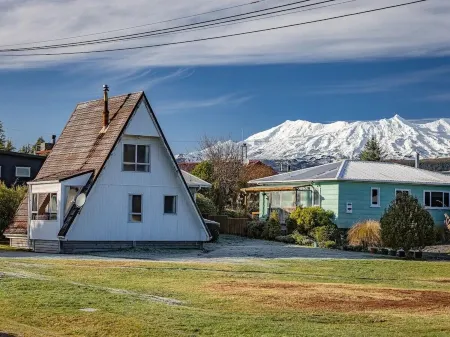 Retro A-Frame in National Park Village Отели рядом с достопримечательностью «Whakapapaiti Hut»