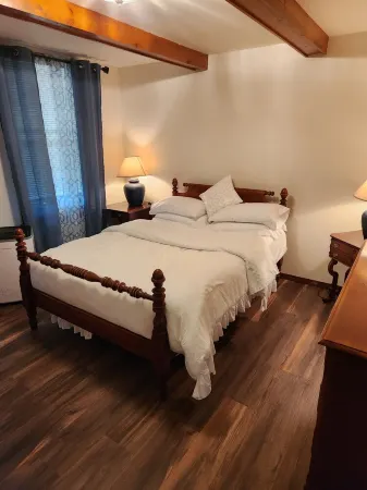 Chic corporate apartment in wonderful Pittsfield with AC, WiFi