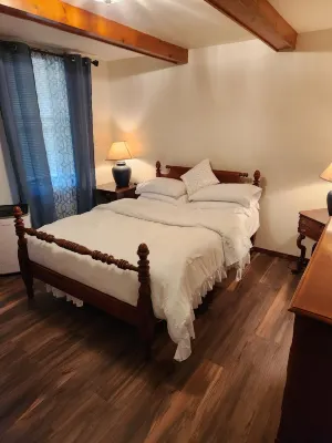 Chic corporate apartment in wonderful Pittsfield with AC, WiFi