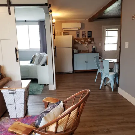 Charming 1-bedroom apartment with WiFi, AC in lovely Hot Springs Отели рядом с достопримечательностью «Black Hills Putt 4 Fun»