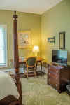 The Sage Suite - Private Studio w/ Ensuite Bath in Historic Downtown Home