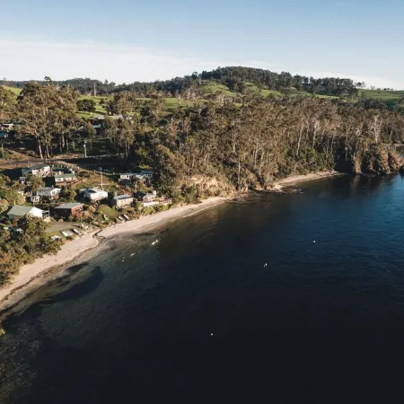 Little Roaring Beach Shack - cosy beachside retreat, Dover, Huon Valley.