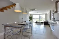 Condo 3 minute walk to palm beach and restaurants