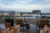 Quick walk to Cerritos Beach, private Hot tub, pool, gym, ocean & mountain VIEWS