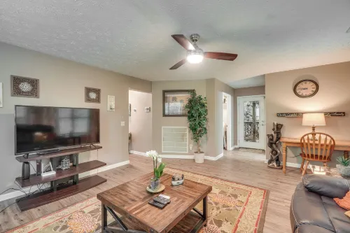 Pool Access & Hot Tub! Smoky Mtn Gatlinburg Cabin