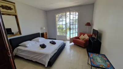 Large 6 p. air-conditioned family home with swimming pool on the seafront Hotels near Calanque de Port d'Alon