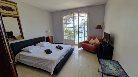 Large 6 p. air-conditioned family home with swimming pool on the seafront