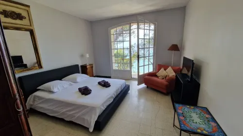 Large 6 p. air-conditioned family home with swimming pool on the seafront