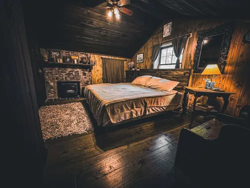 Hugel Hutte - Cozy cabin nestled in woods - Feels like a TreeHouse