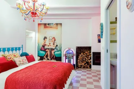 The 50's Suite. Barbie's summer house. Bathtub and jukebox Отели рядом с достопримечательностью «Fisterra»