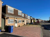 Bicester Entire 5 double bedroom detached house free Parking Wifi Netflix Piano