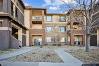 Castle Rock Retreat w/ queen bed, pool & hot tub